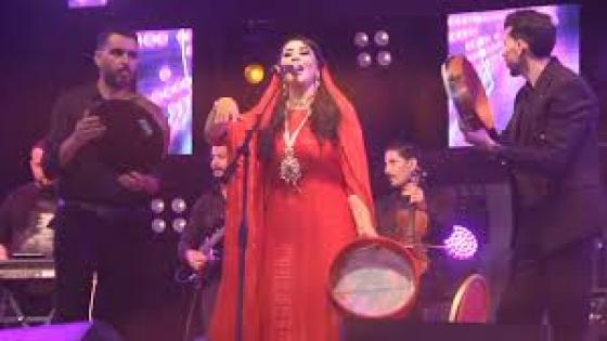الفنانة سعيدة شرف ، على منصة مهرجان هوارة أرض اللقاءات في نسخته الثانية